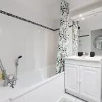 Spacious With Parking And Balcony! דירה *
