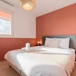 Spacious With Parking And Balcony! דירה