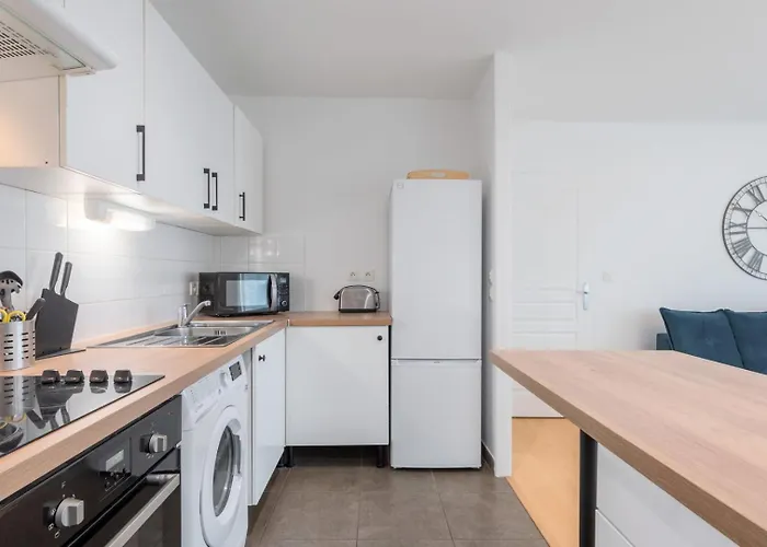 Апартаменты Spacious With Parking And Balcony! *