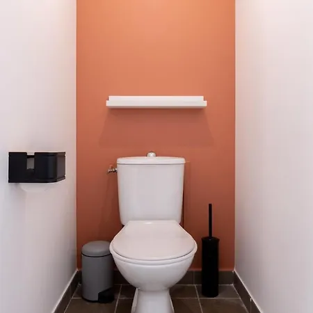 Spacious With Parking And Balcony! דירה